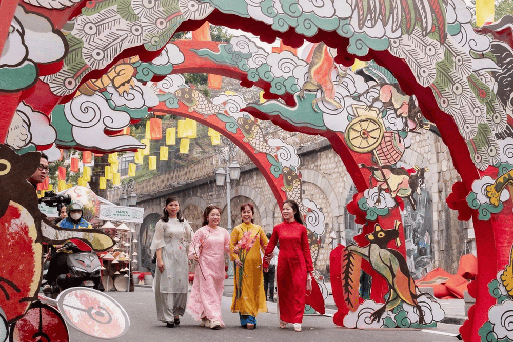 Check-in tại phố b&iacute;ch họa Ph&ugrave;ng Hưng v&agrave;o dịp Tết Nguy&ecirc;n Đ&aacute;n (Nguồn: B&aacute;o D&acirc;n tr&iacute;)